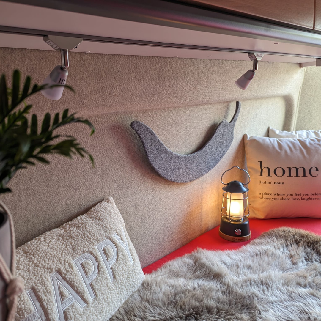 Innenraum eines Campers dekoriert mit Carpet Filz