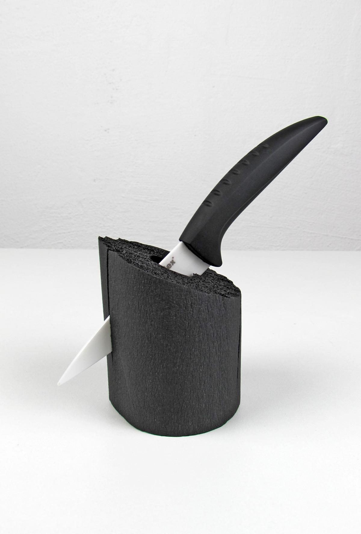 Keramikmesser in Kautschuk steckend